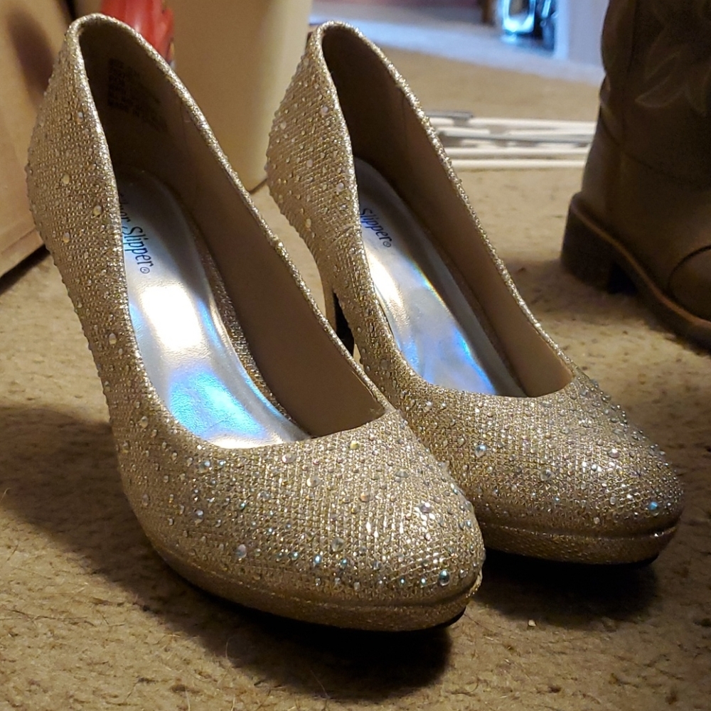 Gold sparkly round toe pumps